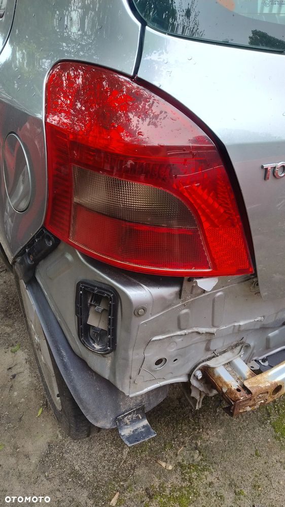 LAMPA TYŁ PRAWA  LEWA TOYOTA YARIS II 05-09 EU - 2