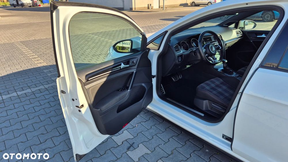 Volkswagen Golf - 20