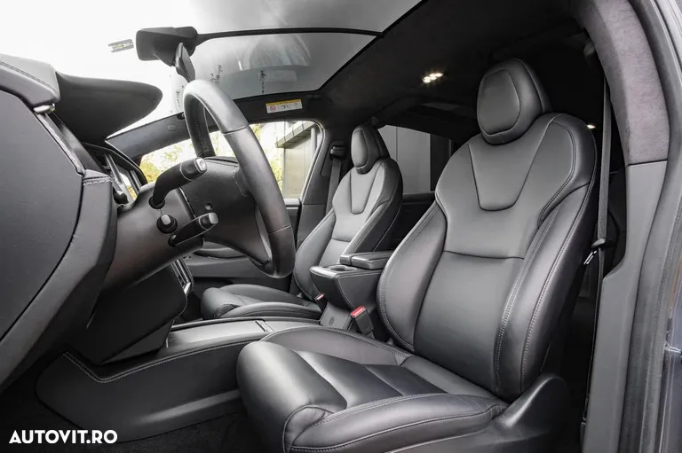 Tesla Model X - 12
