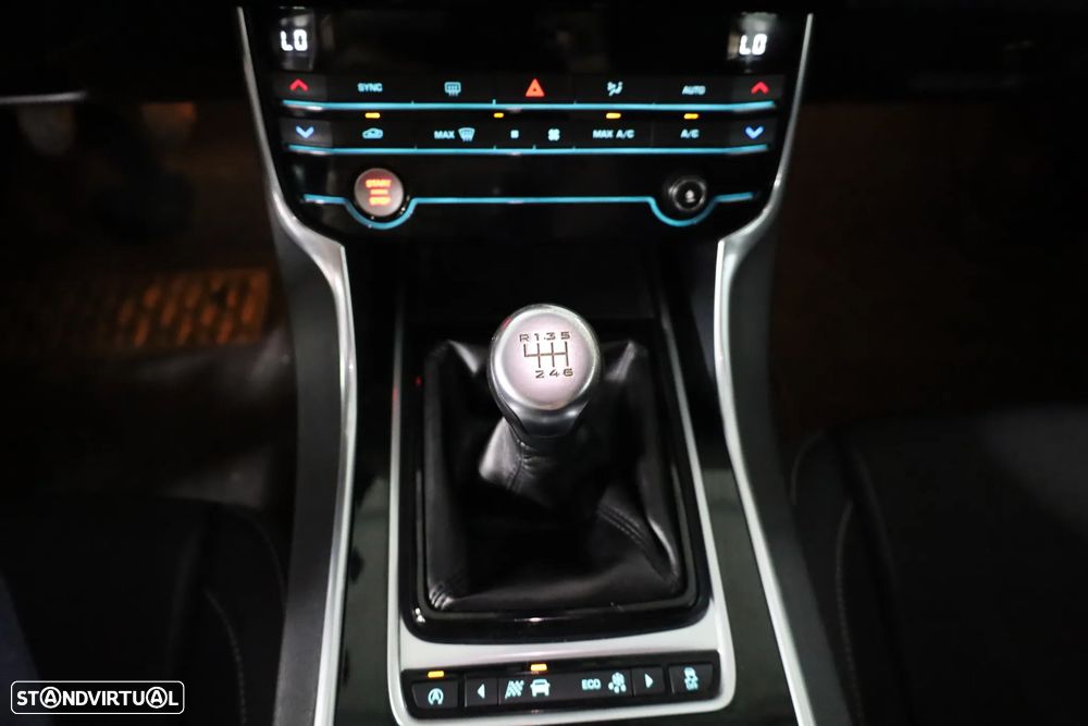 Jaguar XE 20d R-Sport - 12