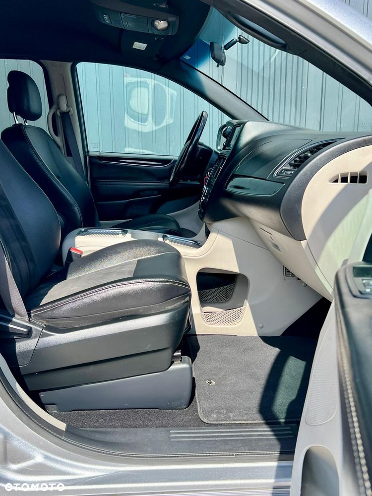 Dodge Grand Caravan - 16