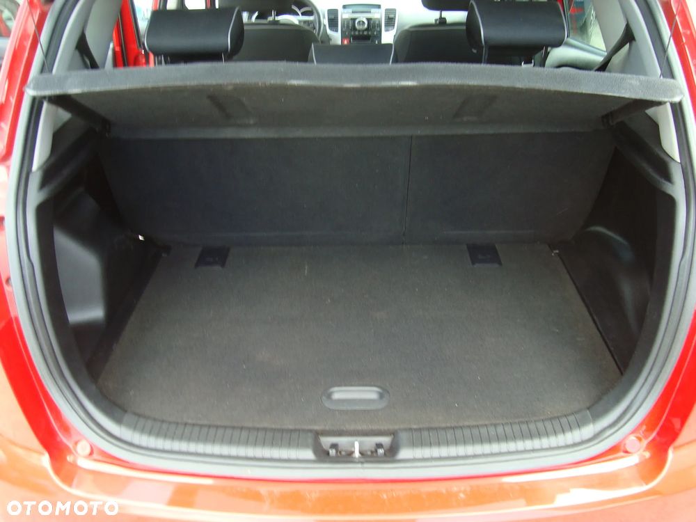 Kia Venga - 12