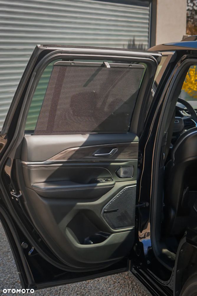 Jeep Grand Cherokee - 23