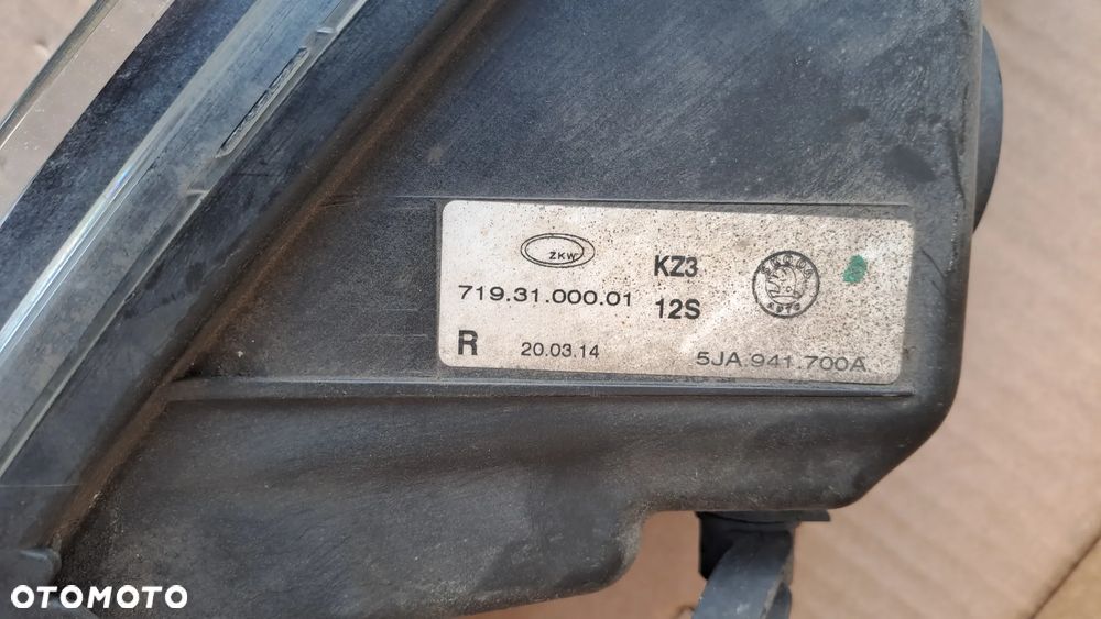 SKODA RAPID PRAWY HALOGEN 5JA941700A - 2
