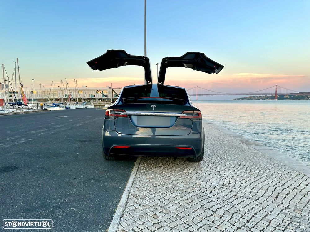 Tesla Model X - 13