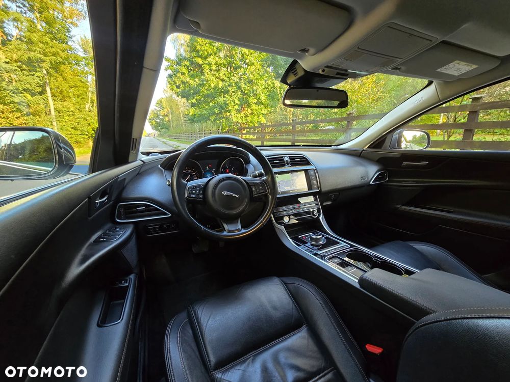 Jaguar XE 2.0 D Prestige - 7