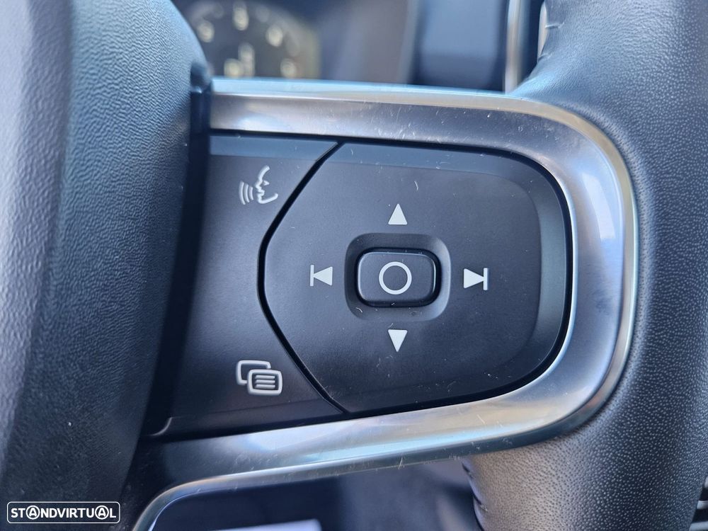 Volvo XC 40 D4 AWD Geartronic Momentum Pro - 36