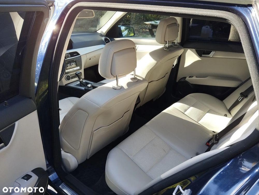Mercedes-Benz Klasa C 220 CDI DPF (BlueEFFICIENCY) Avantgarde - 4