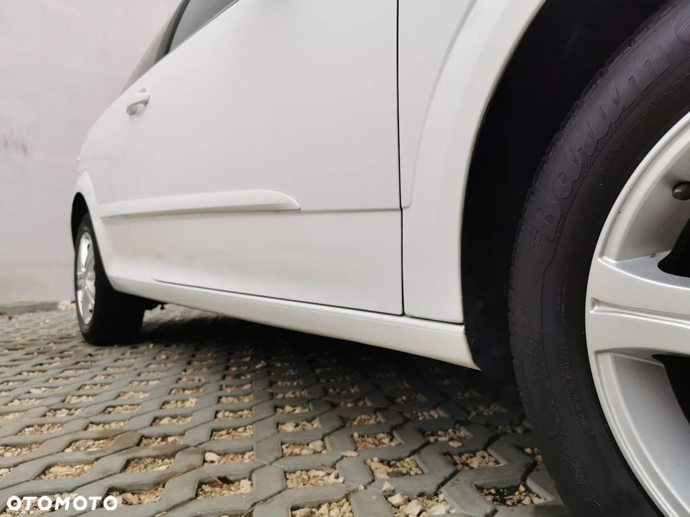 Opel Astra 1.6 Black&White - 24