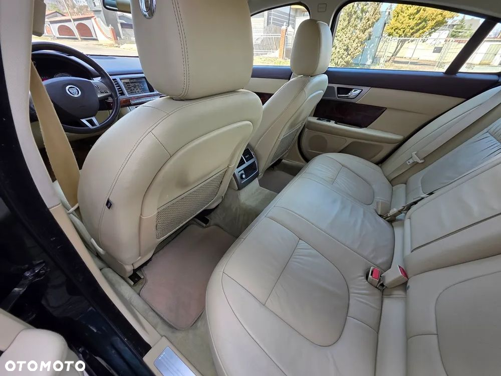 Jaguar XF 3.0 V6 D Premium Luxury - 22