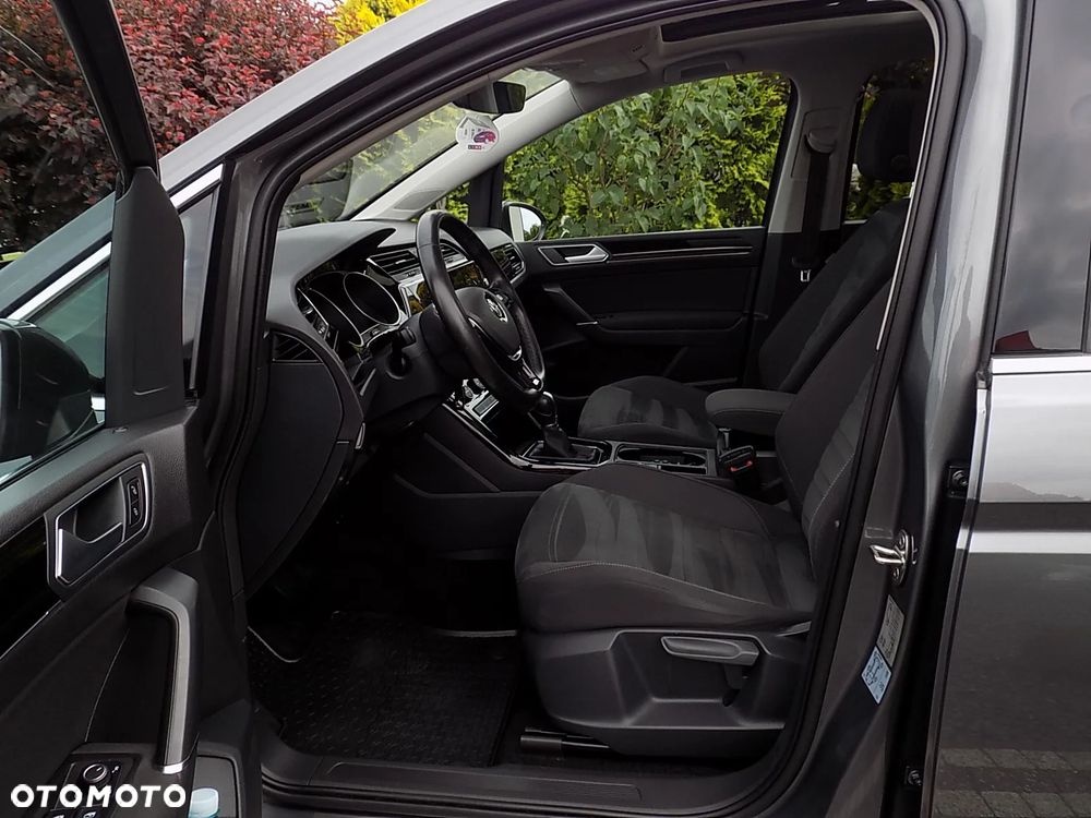 Volkswagen Touran - 27
