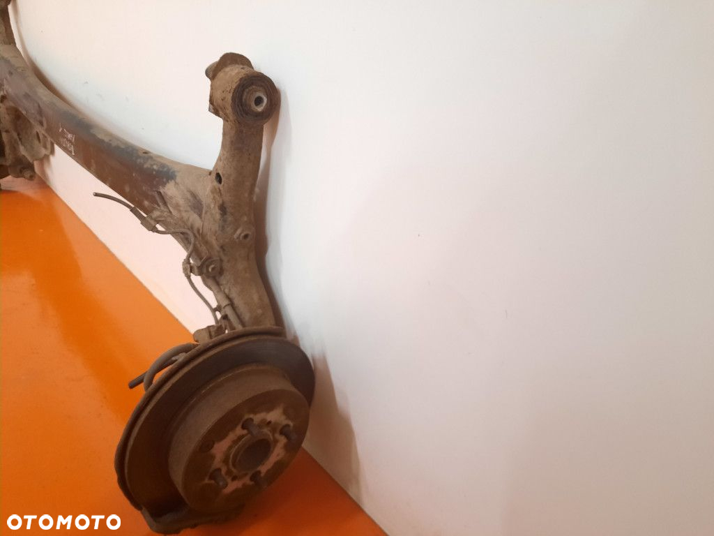 TOYOTA YARIS 1.0 KAT I 1 99-03 BELKA ZAWIESZENIA TYŁ TYLNA OŚ   1SZ - 6
