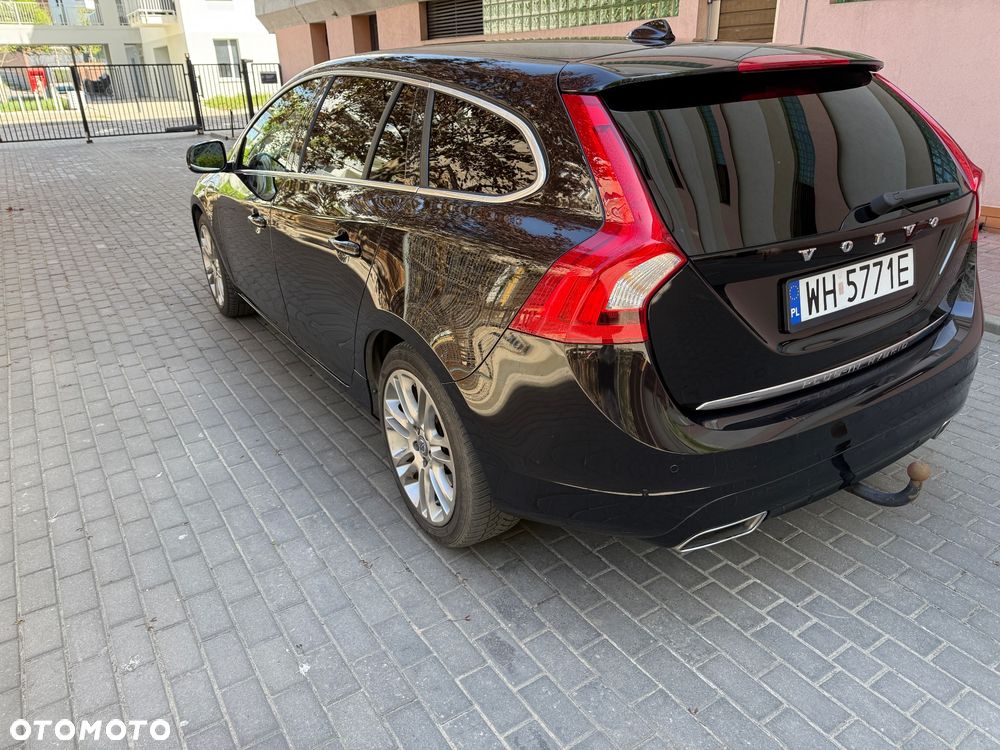 Volvo V60 D6 AWD Plug-in Hybrid Momentum - 4