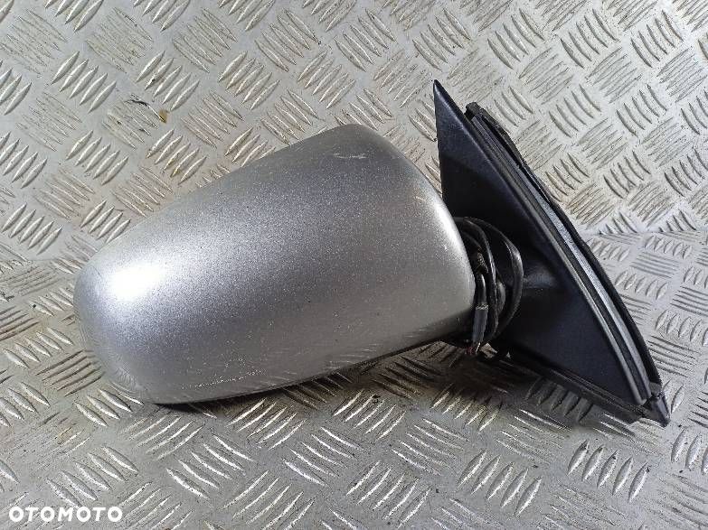 LUSTERKO PRAWE AUDI A4 B6 - 2