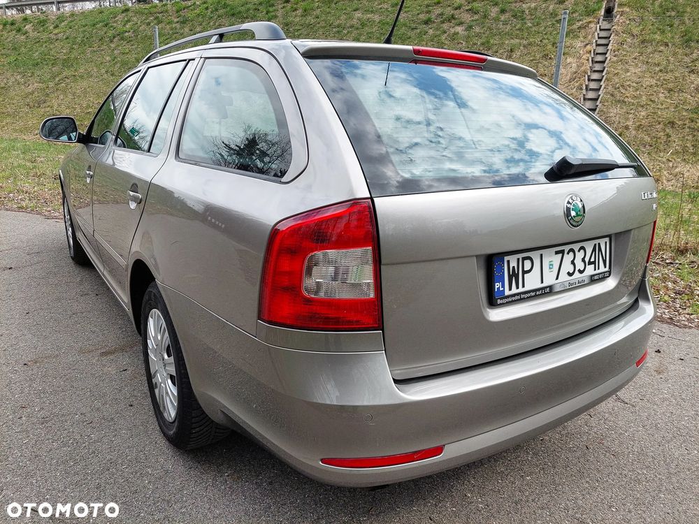 Skoda Octavia 1.6 Combi Style - 9