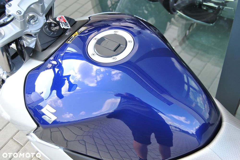 Suzuki GSR - 27