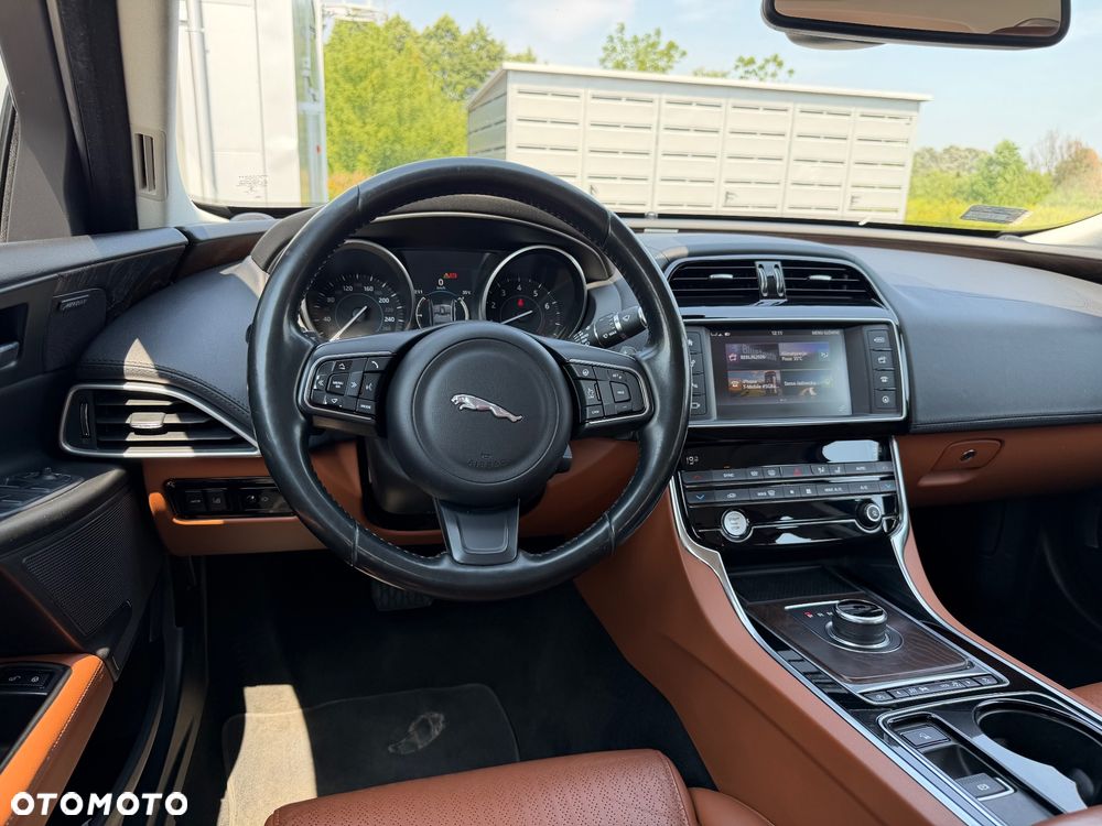 Jaguar XE 2.0 T Portfolio - 38