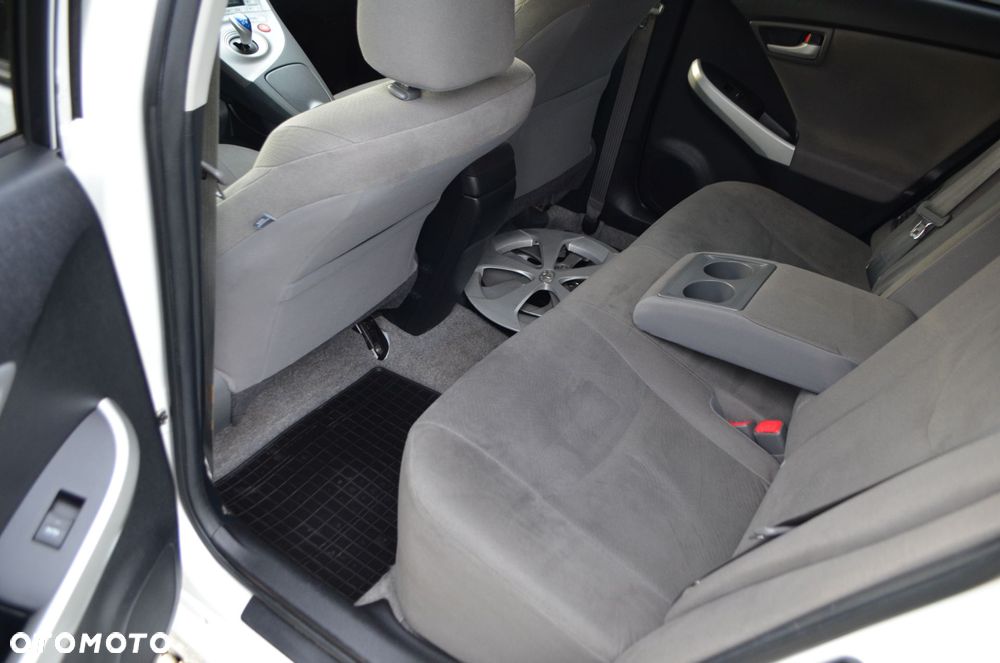 Toyota Prius (Hybrid) - 26