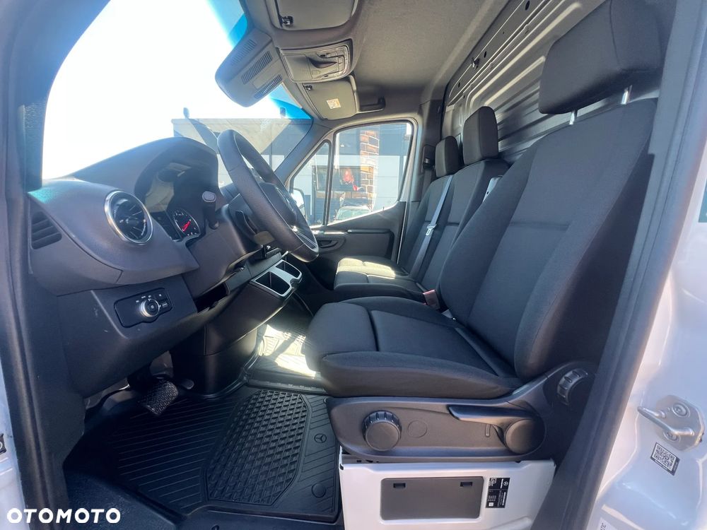 Mercedes-Benz Sprinter - 12