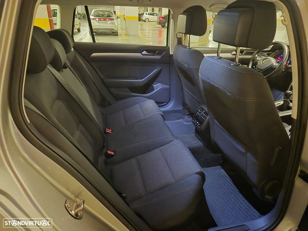 VW Passat Variant 2.0 TDI Trendline - 23