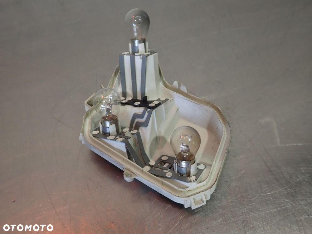 WKŁAD LAMPY PRAWY TYŁ AUDI A4 B7 - 5