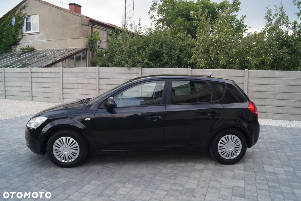 Kia Ceed - 38