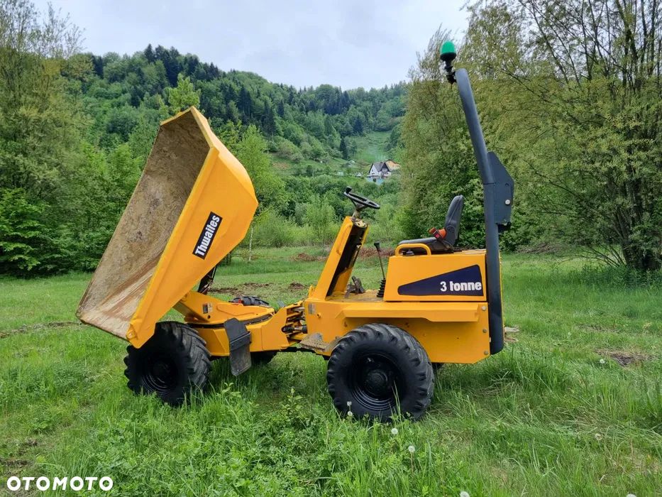 Thwaites MACH 573. Wozidło Budowlane-Rolnicze. Wózek z Obrotową Kolebą. 3 tony ładowność. 4x4. Silnik 3cylindry. Yanmar 36 KM. 1800 mtg. 2015 rok. Jazda 3 prędkości. Maszyna jak Nowa z Norweskiego Gospodarstwa! Ani deka luzów i wycieków! Pełny Oryginał. Hamulce brzytwa. Serwisy w DEKRA. Maszyna Woziła lekkie ładunki. Praktycznie zerowe zużycie. Wielka Okazja. Wszystko w pełnym Oryginale. Opony Oryginał w super stanie! - 2