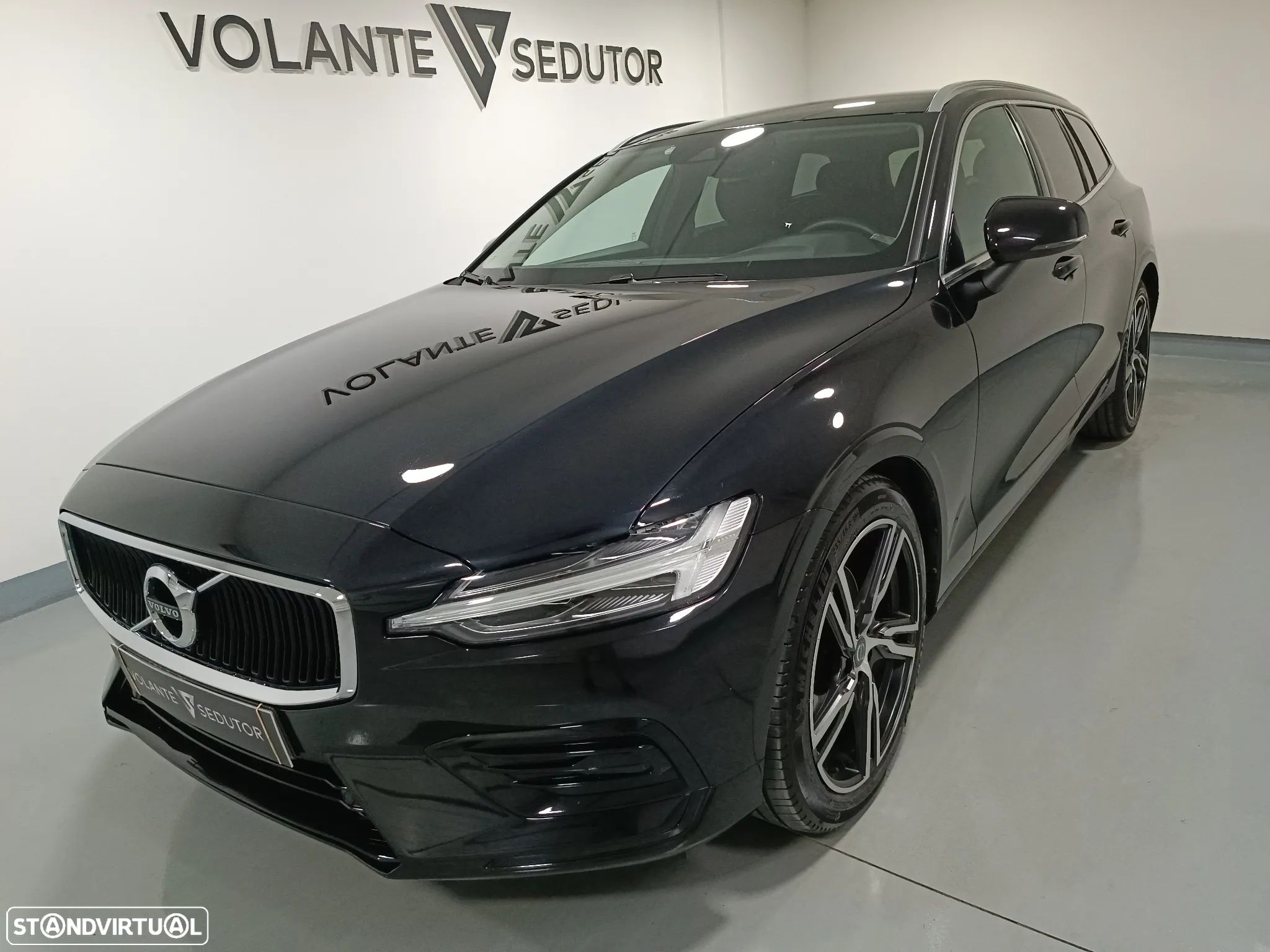 Volvo V60 2.0 B4 Plus Dark Auto - 1