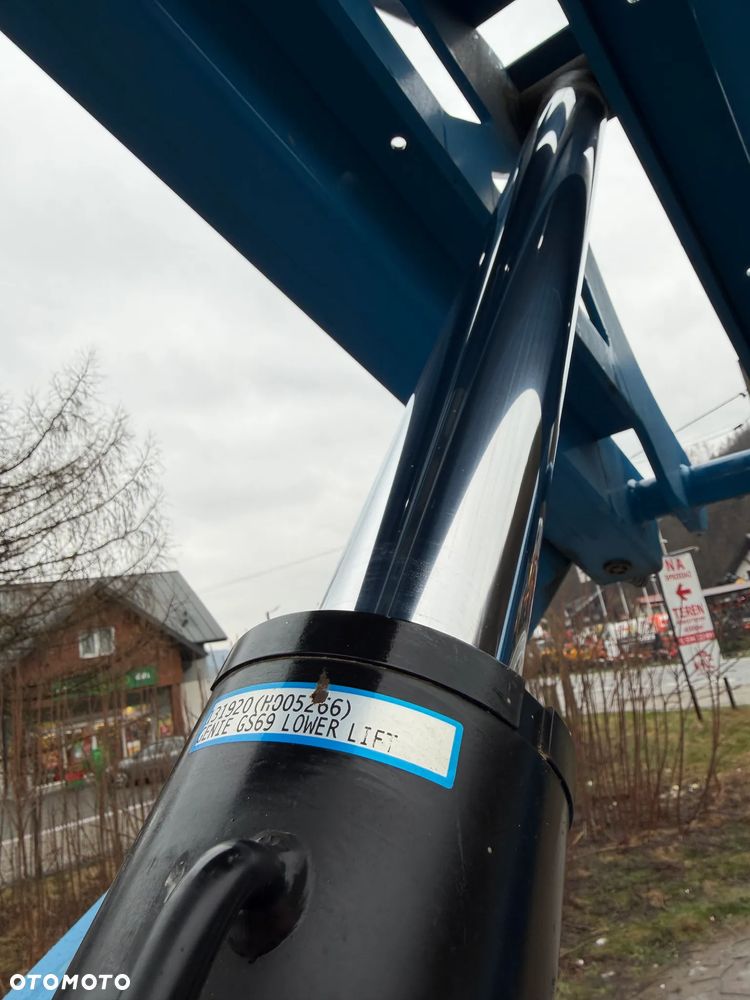 Genie Zwyżka Terenowa GS-4069RT Podnośnik Nożycowy Dźwig 14,5 metra jak Nowa z salonu! 1300 mtg. 2016 rok, Fabryczna przetwornica! 2x Gniazdo 230v góra dół. Pochodzi z Norweskiego urzędu Komuny. Zadbana! 4x4 Silnik Kubota. Zero Luzów i wycieków. Aktualne Serwisy DEKRA BMWT. Wysuwany Balkon. Sterowana z dołu i góry. Okazja Tanio !! Dokumentacja! Bez DPF, adBLUE - 37