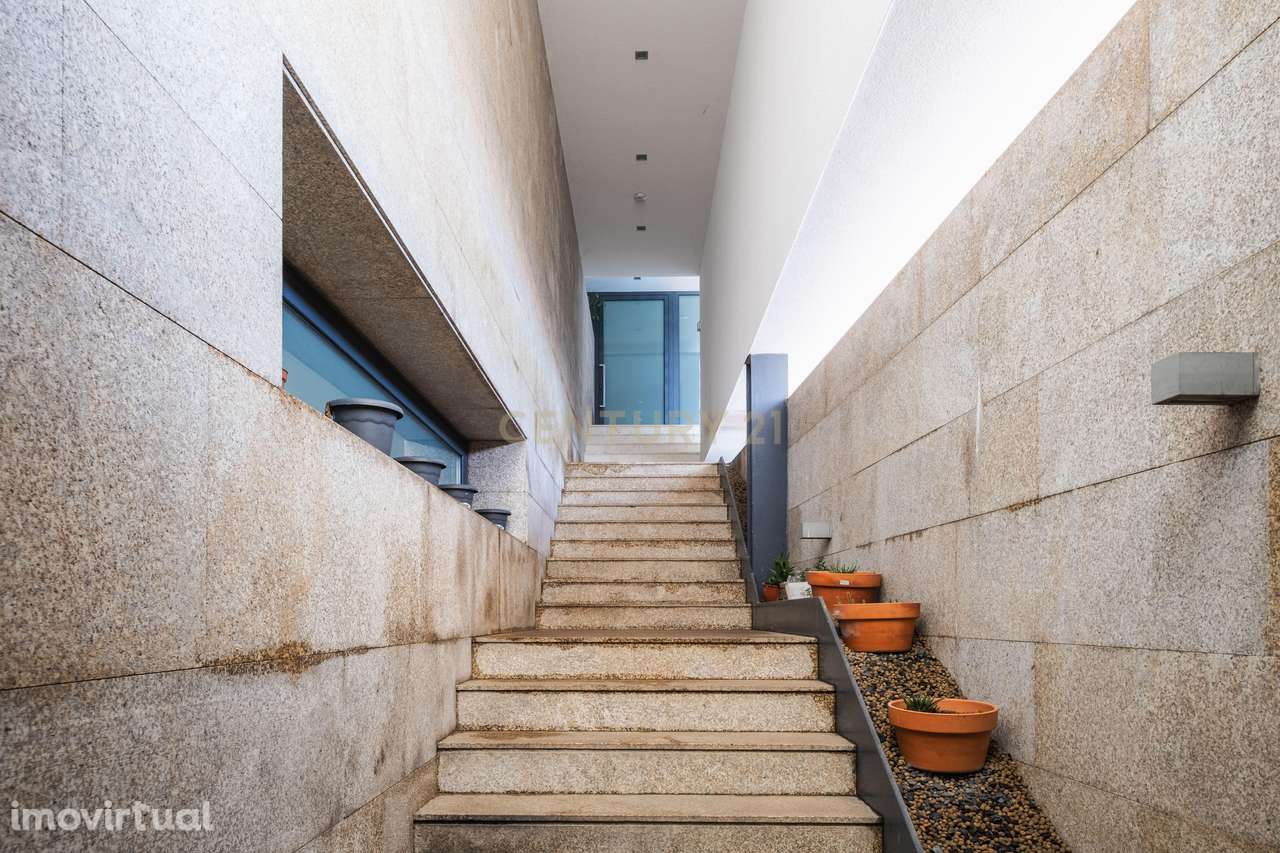 Luxuosa Moradia T4 com Piscina e Vista Panorâmica em Lousada - Grande imagem: 4/60