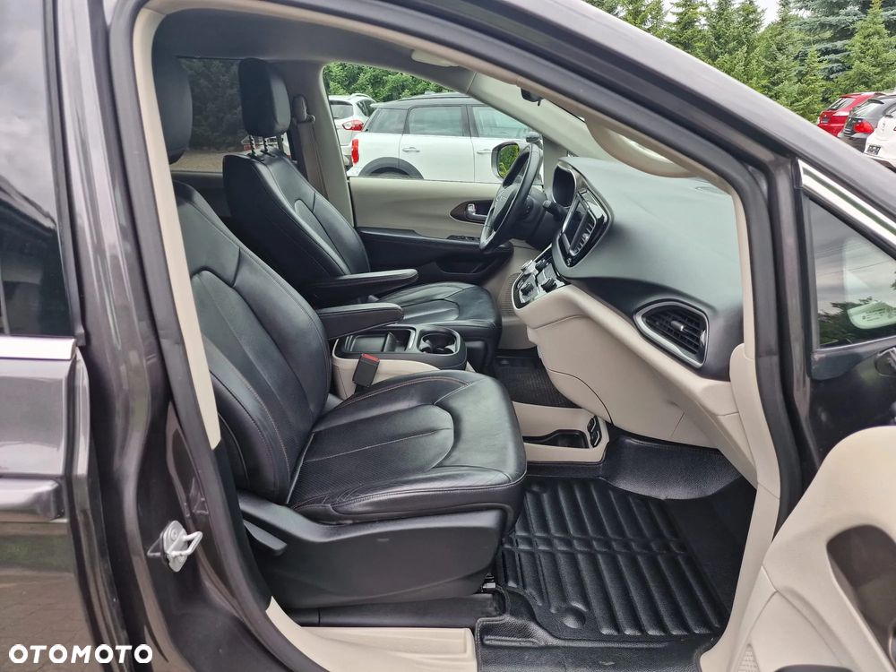 Chrysler Pacifica - 11