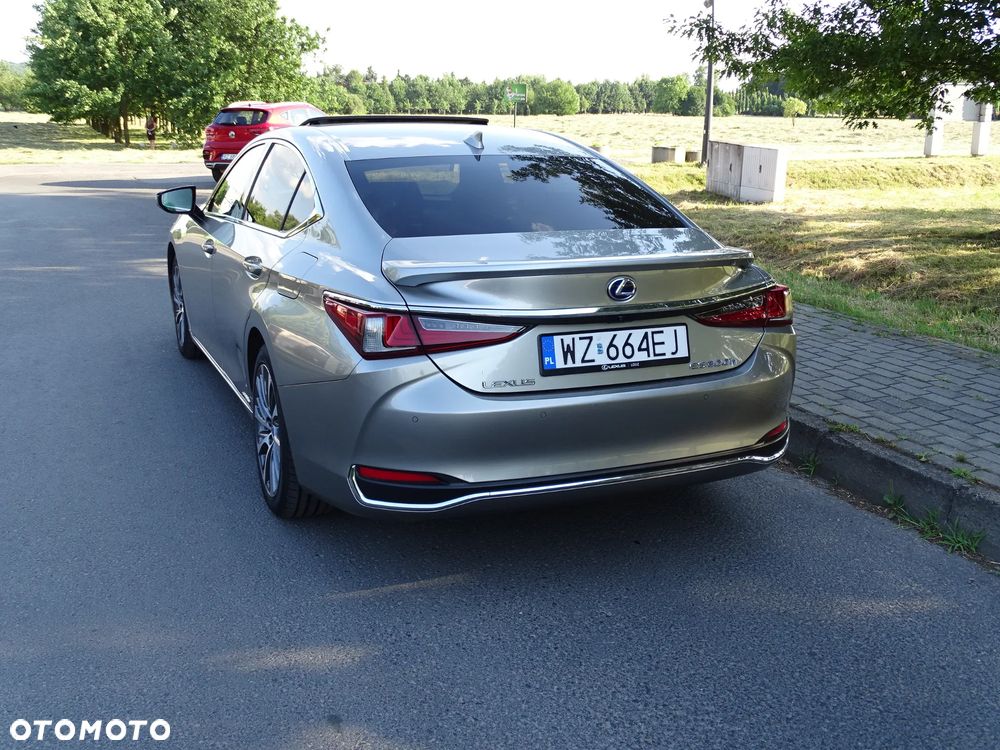 Lexus ES 300h Business Edition + - 28