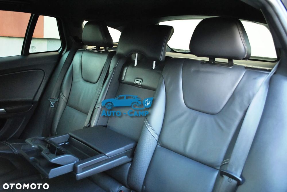 Volvo V60 D6 AWD Plug-in Hybrid R-Design Summum - 23