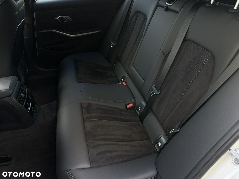 BMW Seria 3 320d xDrive M Sport Shadow sport - 14