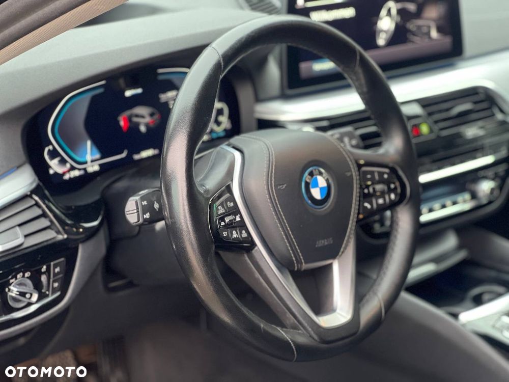 BMW Seria 5 530e xDrive - 16