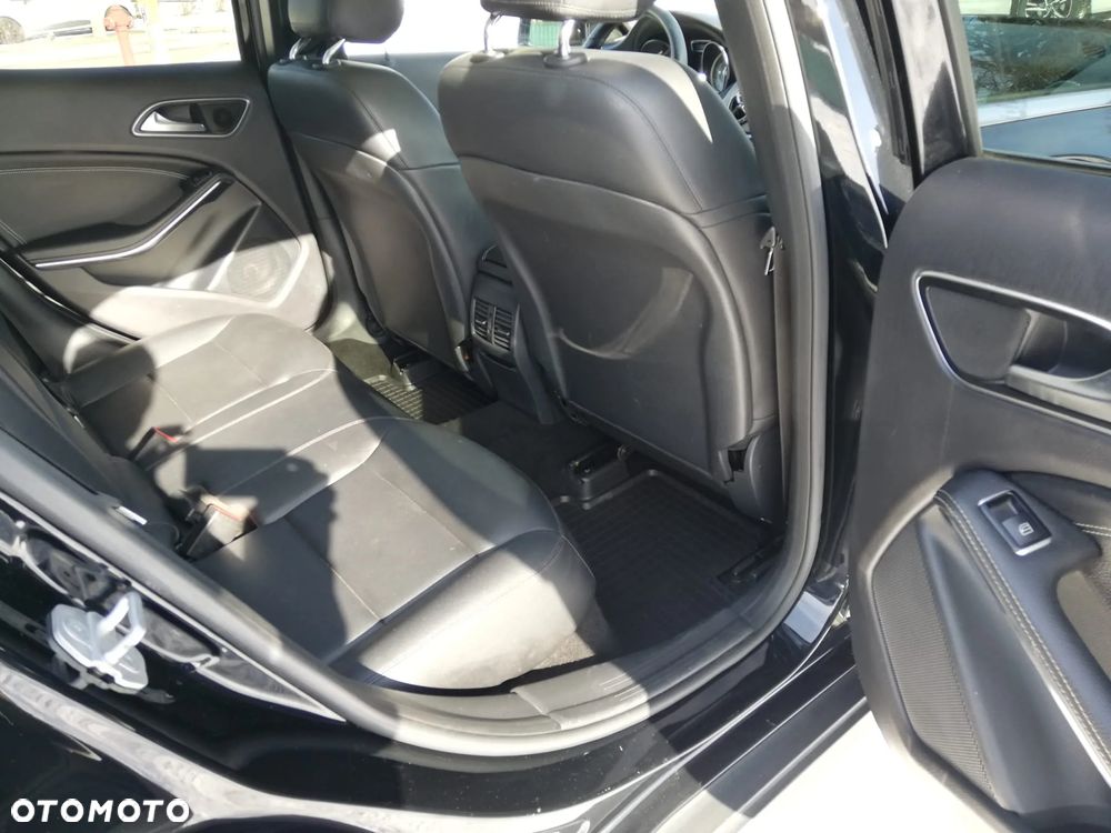 Mercedes-Benz GLA 250 4Matic 7G-DCT - 18