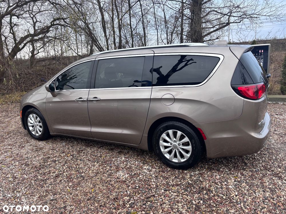 Chrysler Pacifica - 10