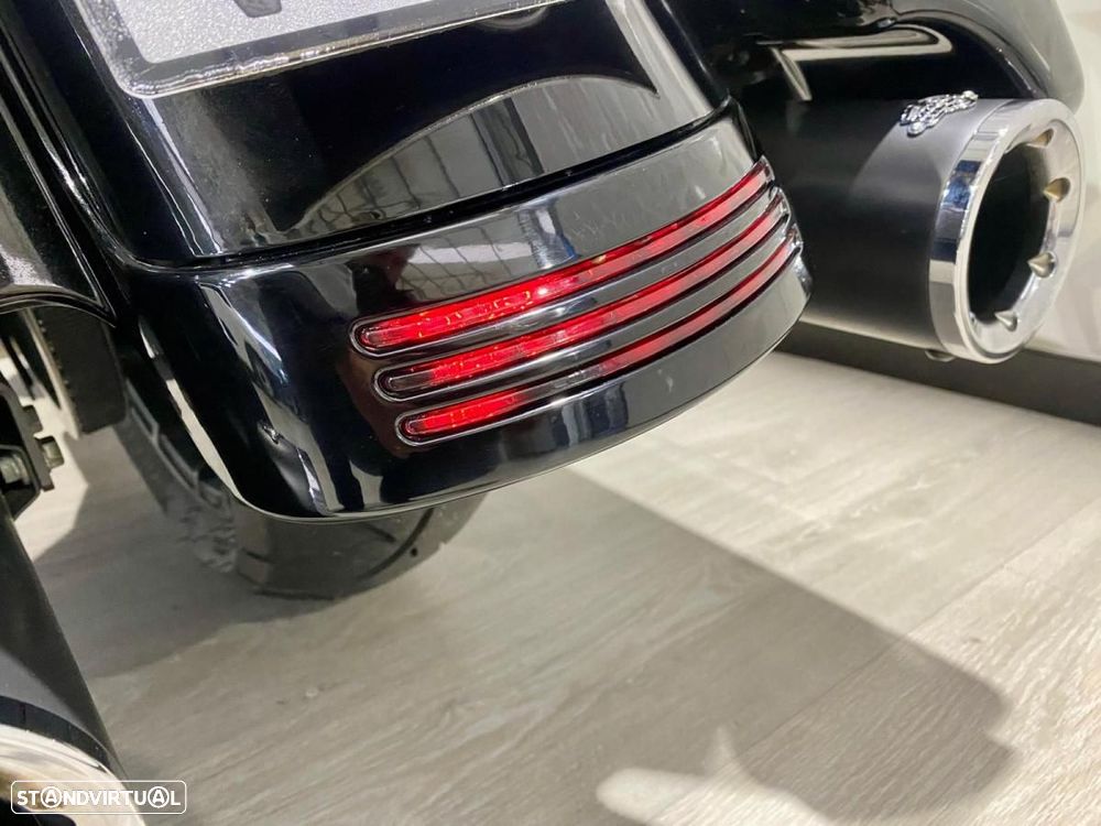 Harley-Davidson FLHXS Street Glide Special - 13