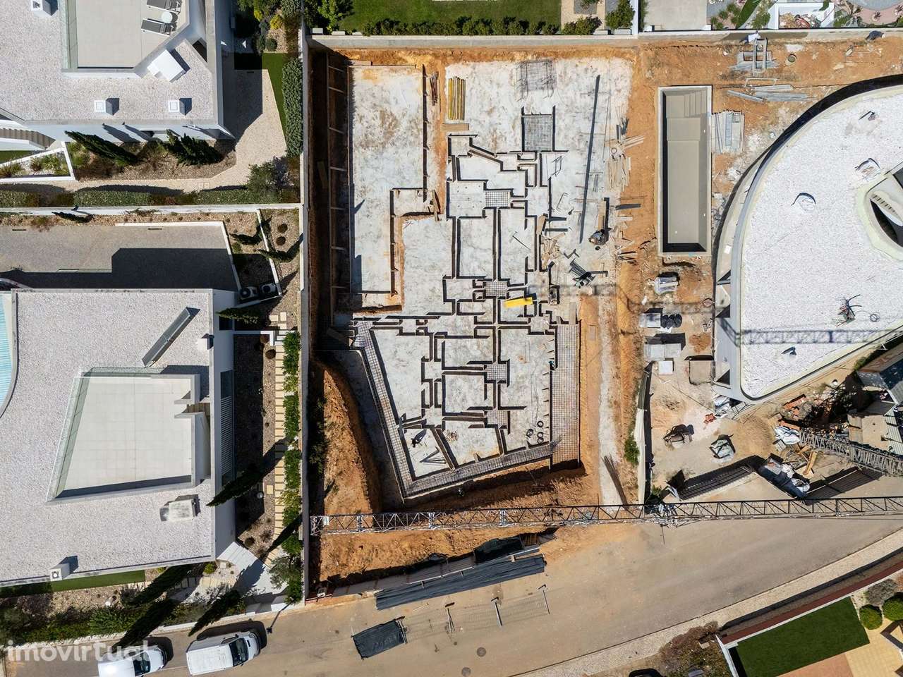 VENDE-SE LUXUOSA MORADIA EM CONSTRUÇÃO COM PISCINA E VISTA PARA O MAR - Grande imagem: 5/13