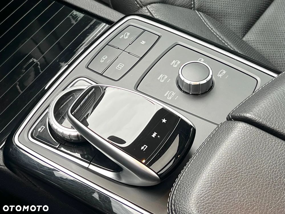 Mercedes-Benz GLS - 32