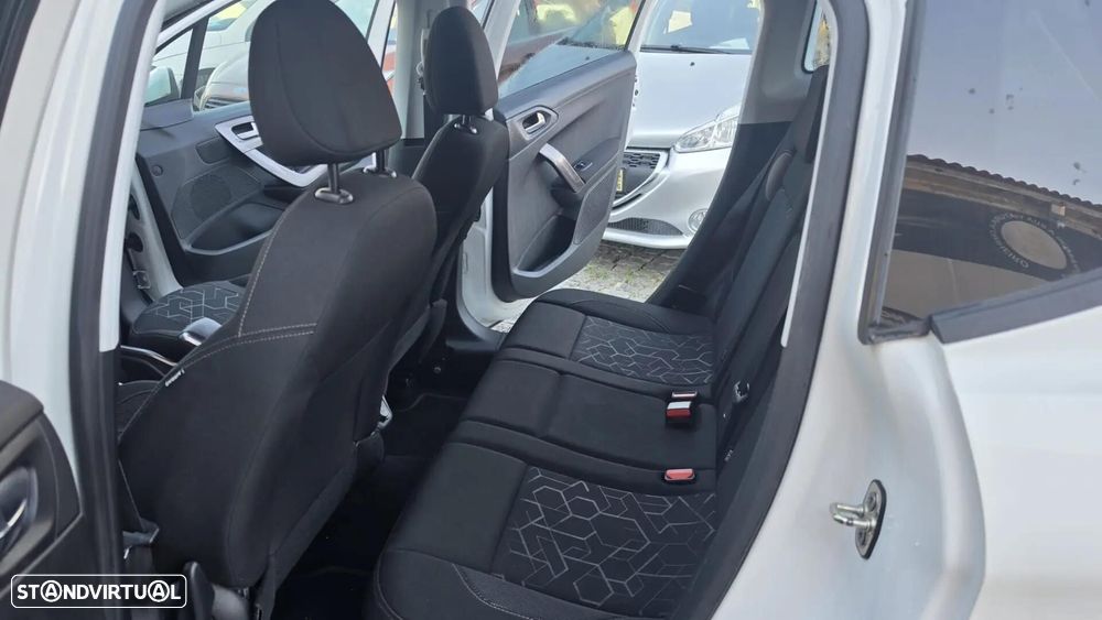 Peugeot 2008 1.6 e-HDi Allure - 5