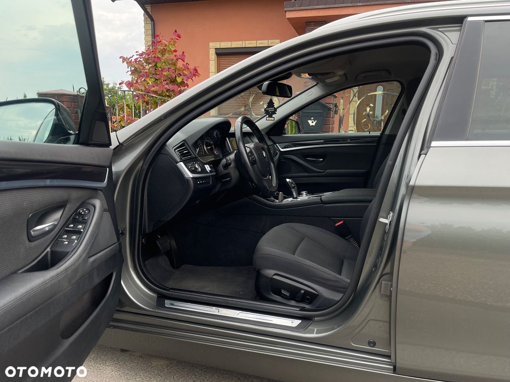 BMW Seria 5 525d Sport-Aut Modern Line - 21