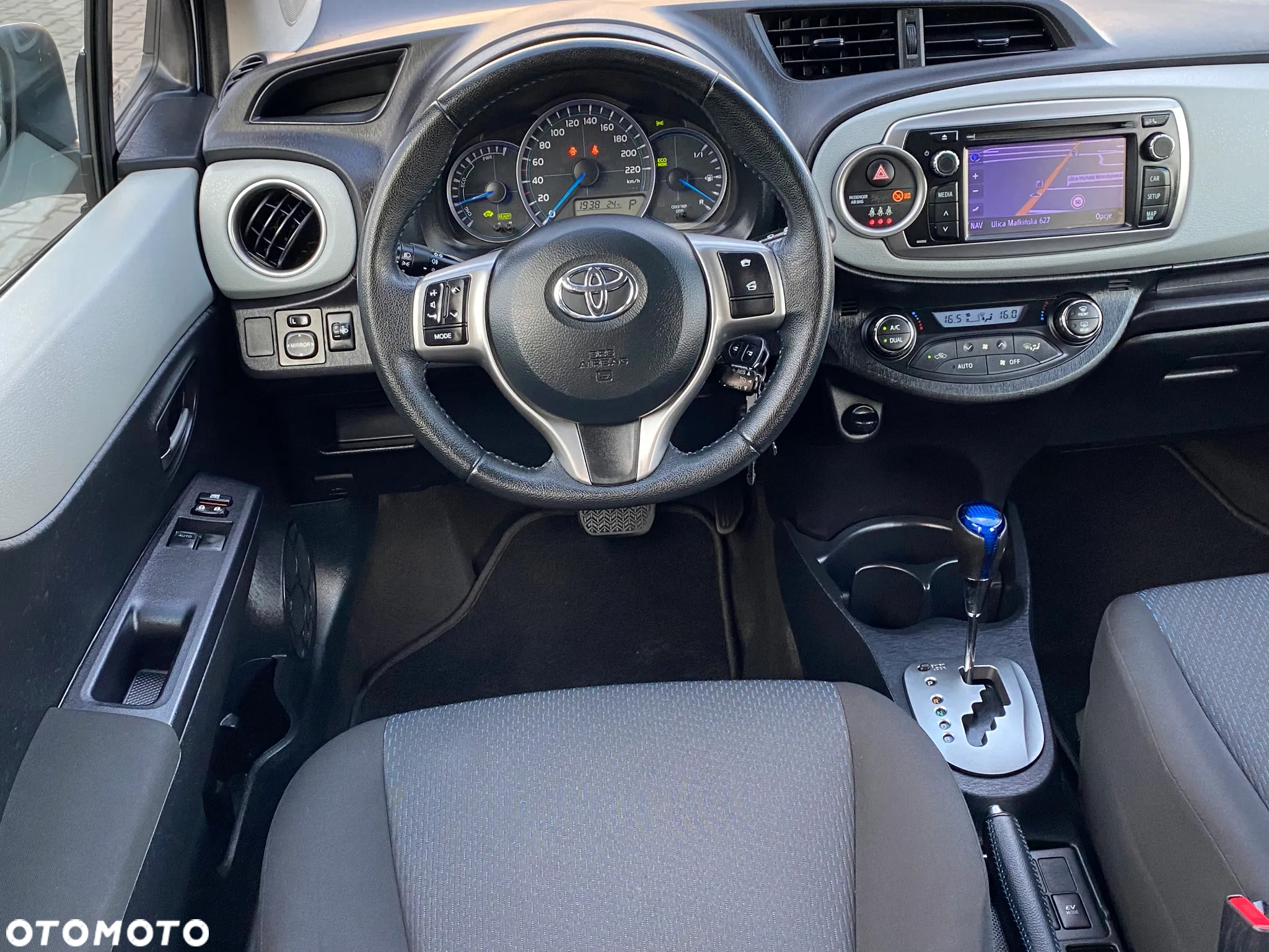 Toyota Yaris Hybrid 100 Premium - 31