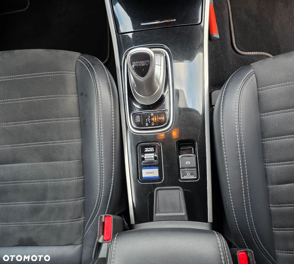 Mitsubishi Outlander 2.4 4WD Plug-In Hybrid Diamant - 18
