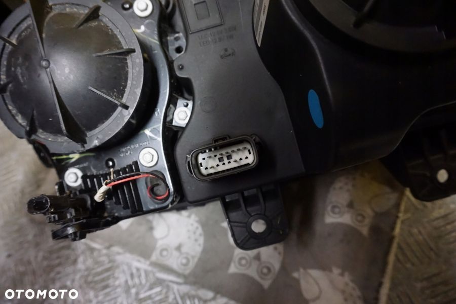DODGE CHALLENGER 2015 2020 - REFLEKTOR LAMPA HID XENON LED PRAWA USA - 16