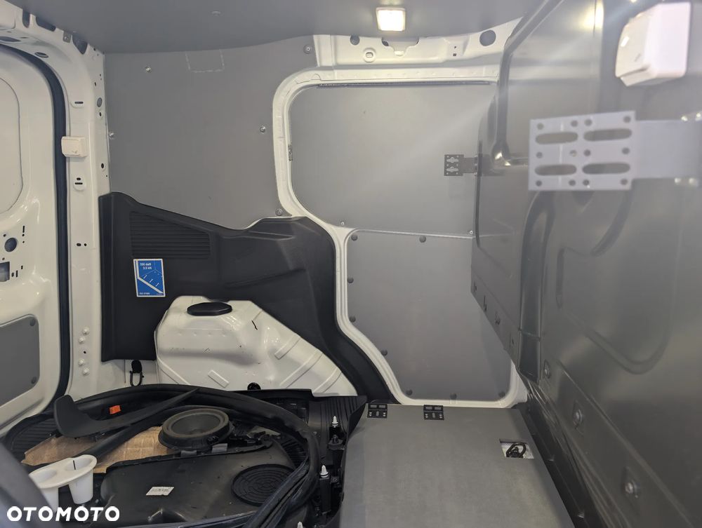 Ford Transit Courier - 13
