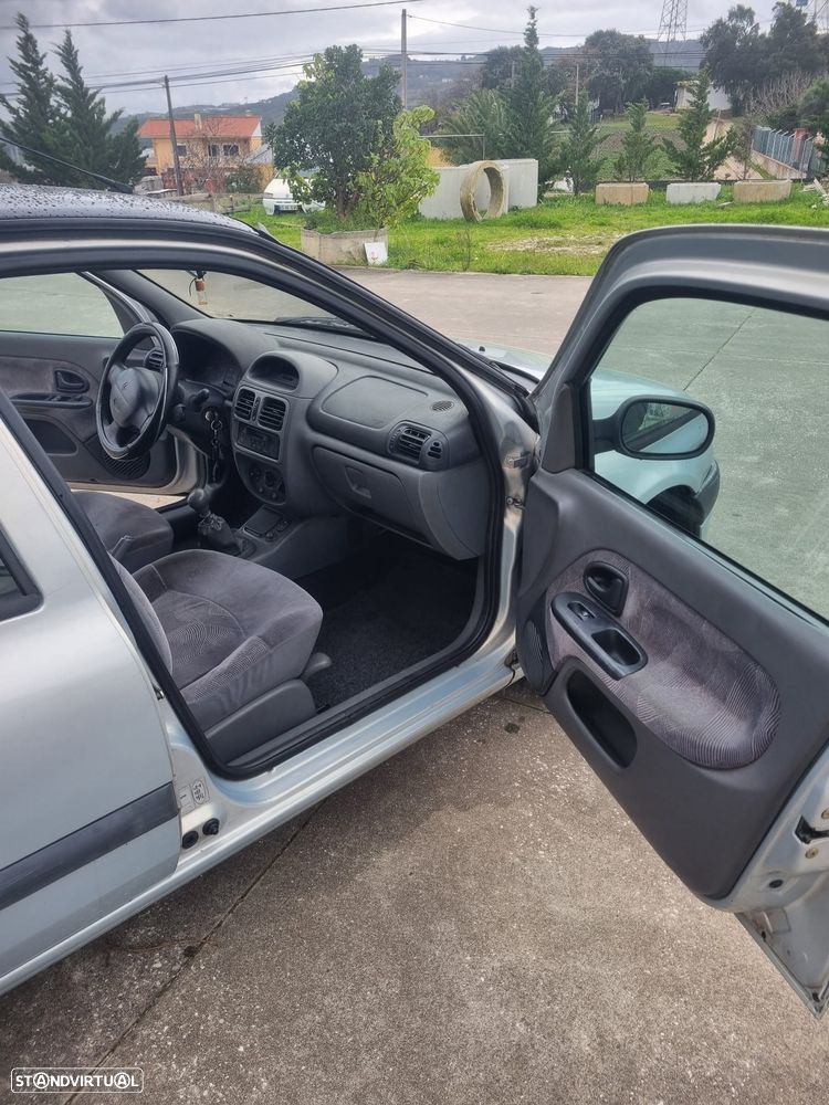 Renault Clio 1.2 RXE - 10