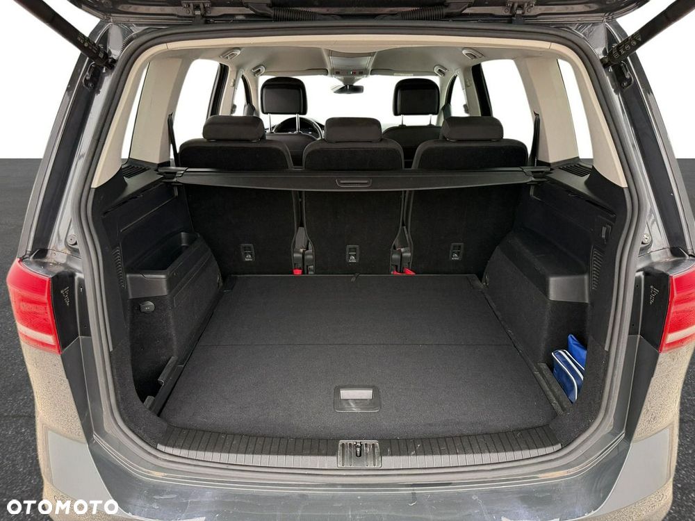 Volkswagen Touran - 12