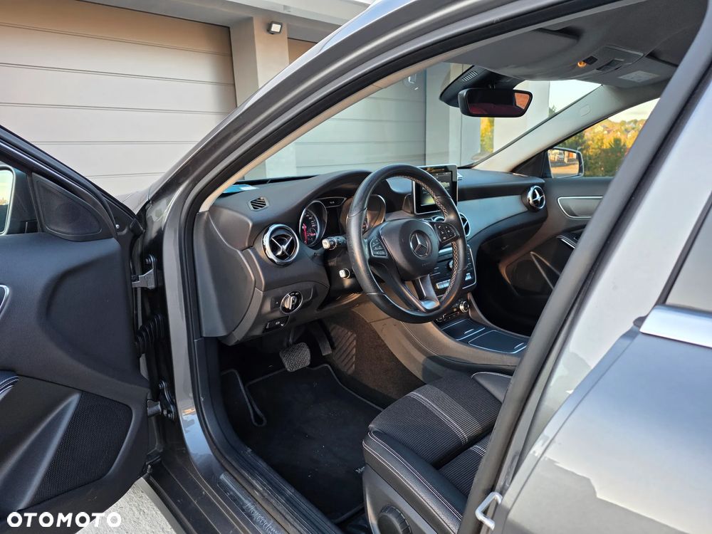 Mercedes-Benz GLA 200 7G-DCT Urban - 12