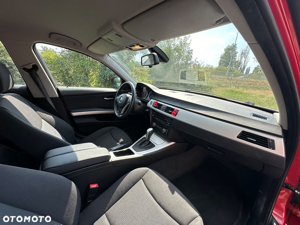 BMW Seria 3 320i Touring - 24